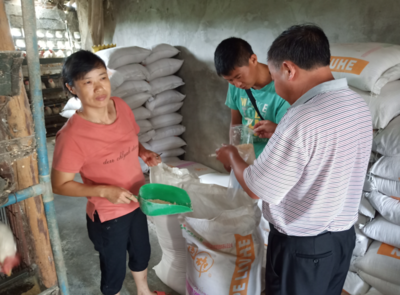 貴定縣開展養(yǎng)殖環(huán)節(jié)重大風(fēng)險排查及飼料抽檢工作，保障畜牧漁業(yè)飼料銷售安全